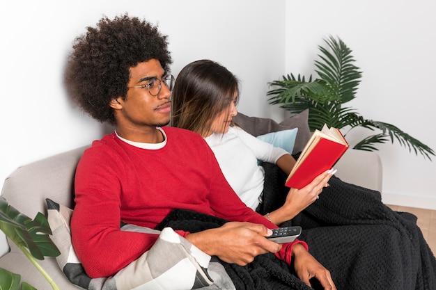 Photo gratuite portrait de couple interracial lisant ensemble
