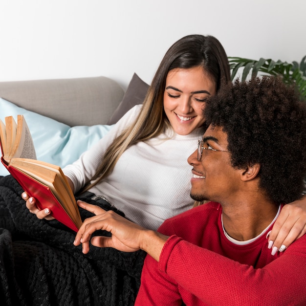 Portrait de couple interracial lisant ensemble