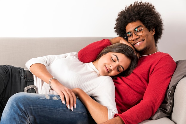 Photo gratuite portrait de couple interracial à la maison