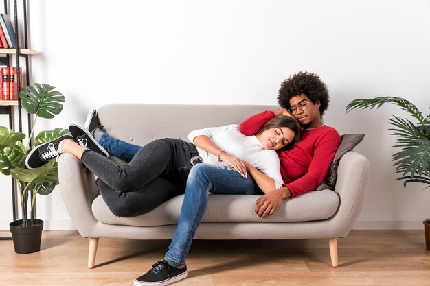 Portrait de couple interracial à la maison