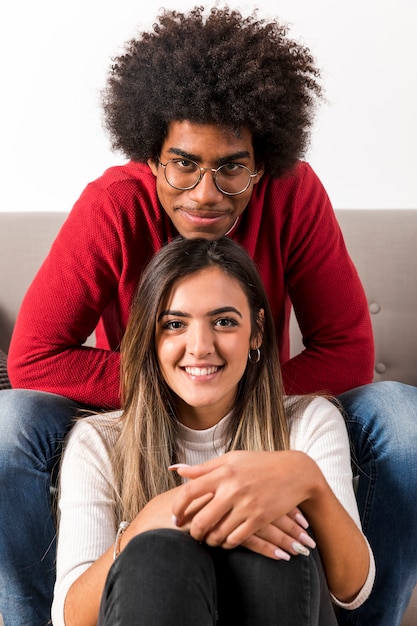 Photo gratuite portrait de couple interracial à la maison