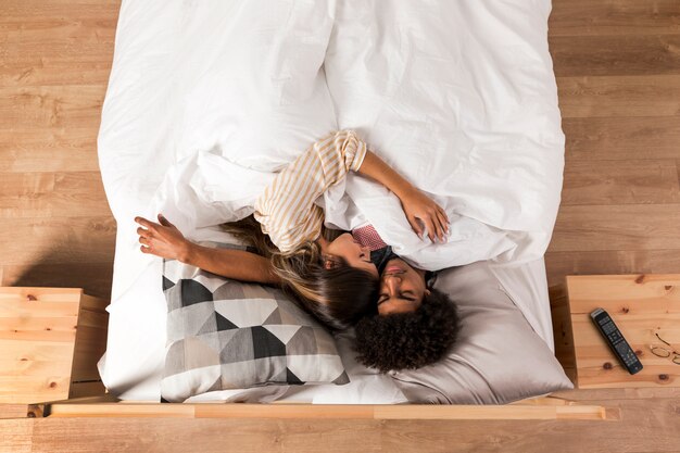 Portrait de couple interracial à la maison