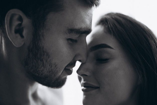 Portrait de couple à la maison