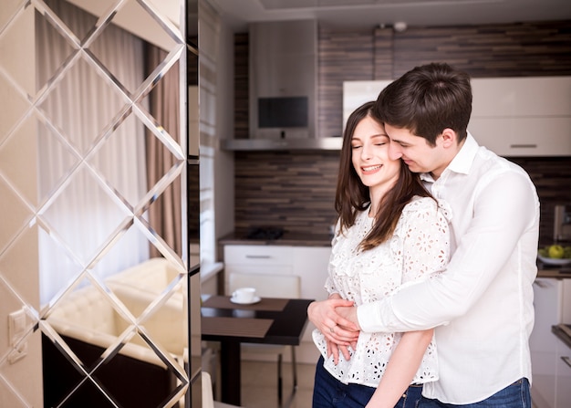 Photo gratuite portrait de couple moderne à la maison