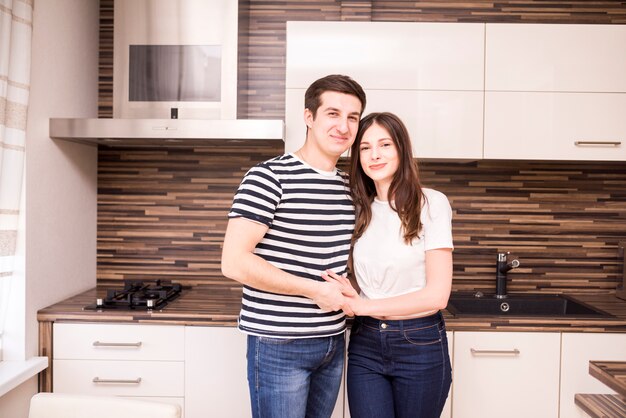 Portrait de couple moderne à la maison