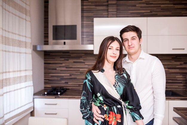 Portrait de couple moderne à la maison