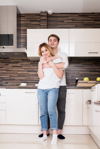 Photo gratuite portrait de couple moderne à la maison