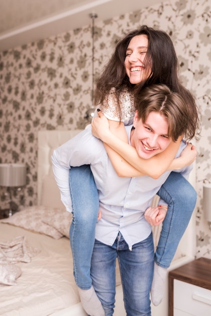 Photo gratuite portrait de couple moderne à la maison