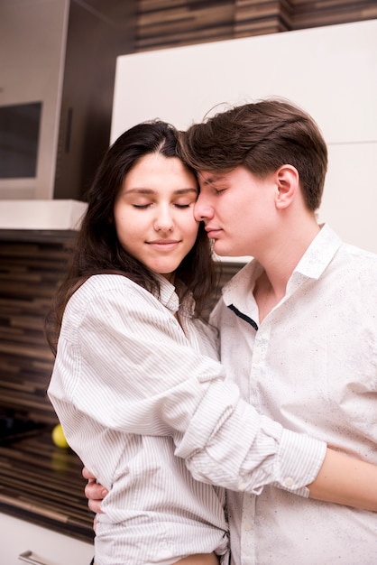 Photo gratuite portrait de couple moderne à la maison