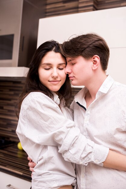 Portrait de couple moderne à la maison