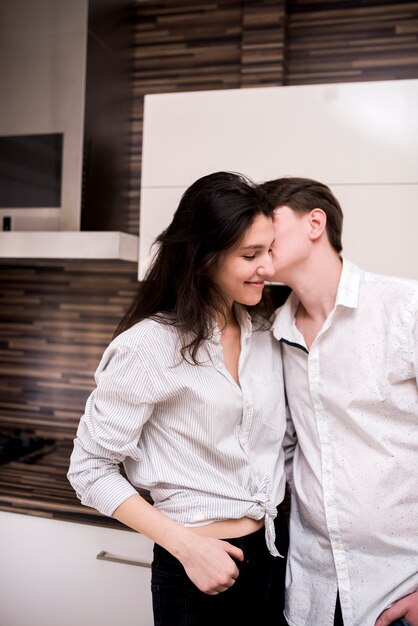 Portrait de couple moderne à la maison