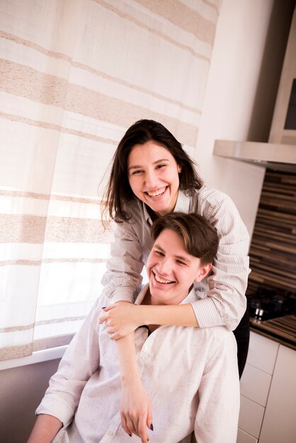 Portrait de couple moderne à la maison