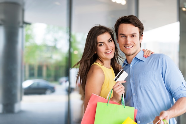 Portrait de couple qui aime faire du shopping