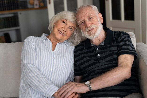 Portrait de couple senior avec alzeihmer