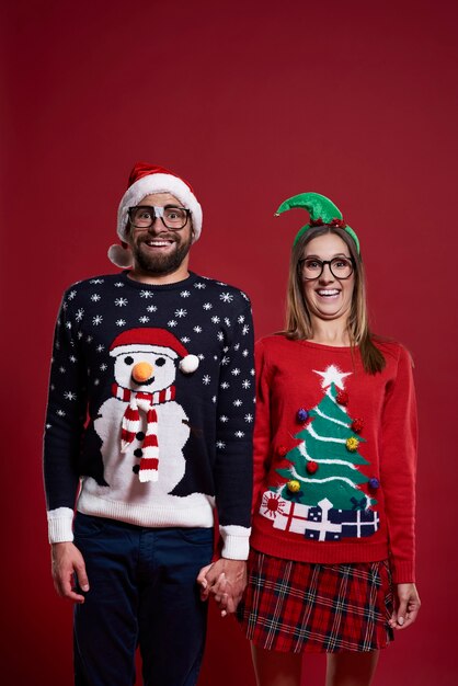 Portrait de couple en vêtements de Noël isolés