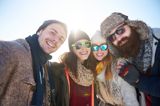 Portrait de couples jeunes et heureux