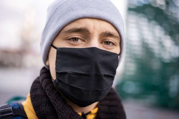 Portrait de courrier de nourriture avec médical noir ,. Service de livraison de nourriture