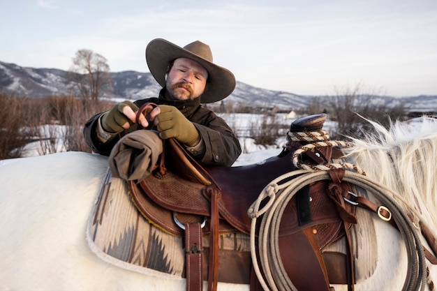 Portrait de cow-boy avec cheval blanc