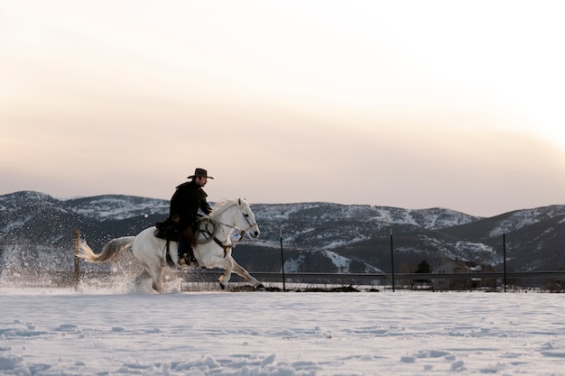 Photo gratuite portrait de cow-boy sur un cheval