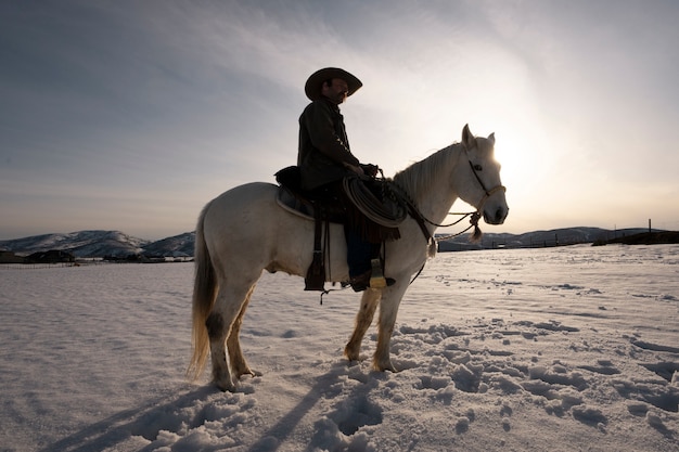 Photo gratuite portrait de cow-boy sur un cheval