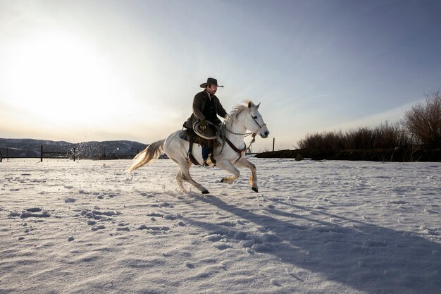 Portrait de cow-boy sur un cheval