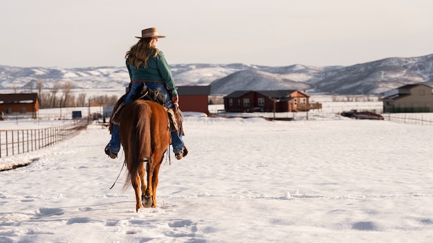 Photo gratuite portrait de cow-girl sur un cheval