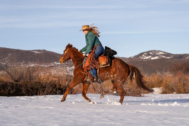 Portrait de cow-girl sur un cheval