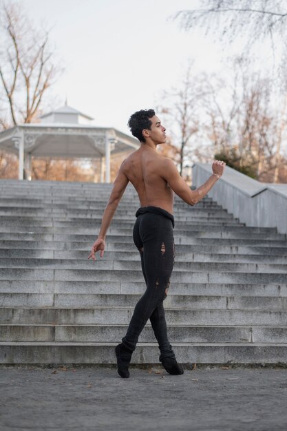 Portrait de danseur de ballet masculin professionnel