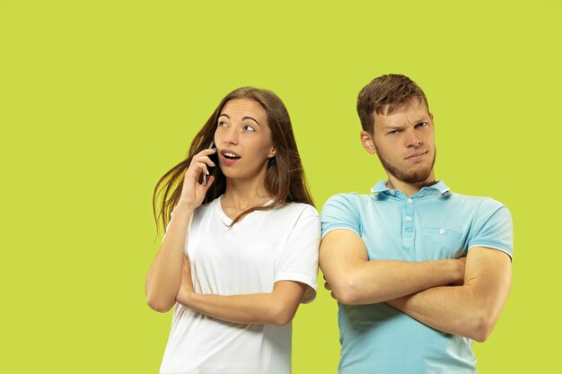 Portrait de demi-longueur de beau jeune couple isolé sur vert