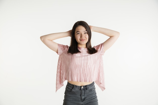 Portrait demi-longueur de belle fille sur studio blanc