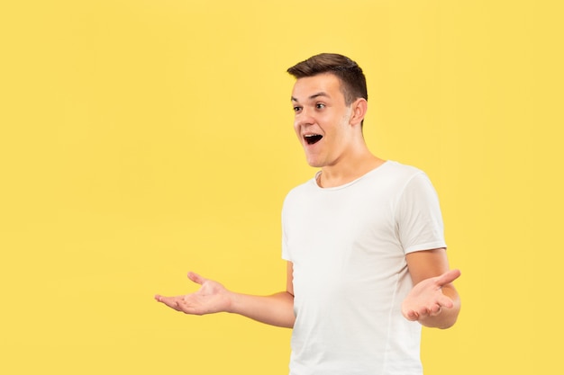 Portrait demi-longueur du jeune homme caucasien. Beau modèle masculin en chemise