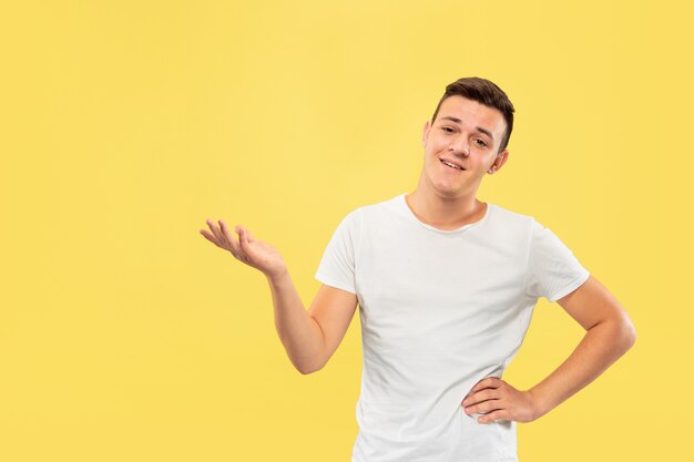 Portrait demi-longueur du jeune homme caucasien. Beau modèle masculin en chemise