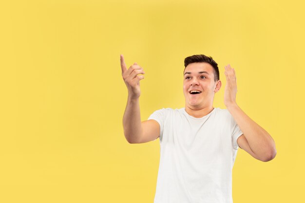 Portrait demi-longueur du jeune homme caucasien. Beau modèle masculin en chemise