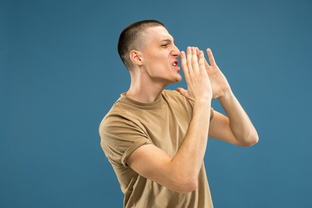 Portrait demi-longueur du jeune homme caucasien. Beau modèle masculin en chemise