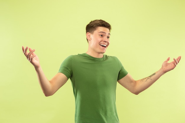 Portrait demi-longueur du jeune homme caucasien sur l'espace vert. Beau modèle masculin en chemise