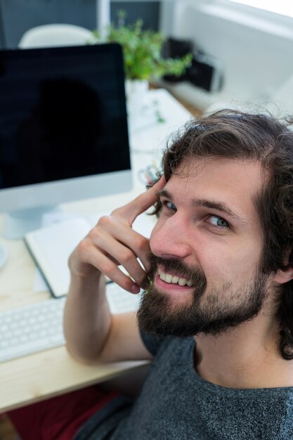 Portrait de designer graphique mâle souriant