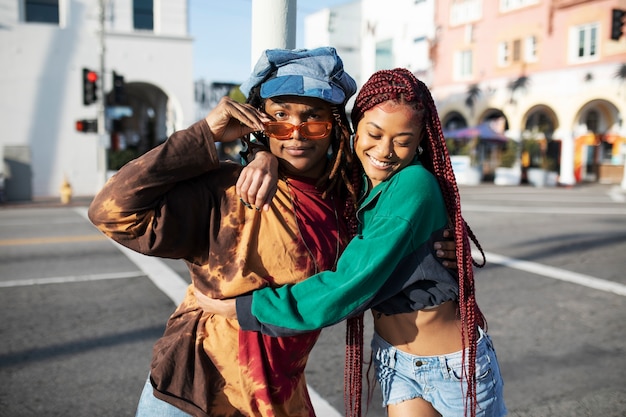 Photo gratuite portrait de deux amis se tenant dans la ville