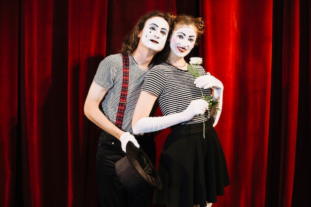 Photo gratuite portrait de deux artiste mime amoureux