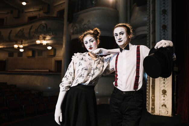 Portrait de deux artistes de mime debout ensemble dans l&#39;auditorium