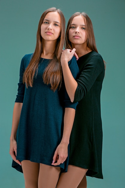 Portrait de deux belles jeunes femmes jumelles