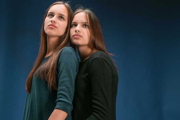 Portrait de deux belles jeunes femmes jumelles