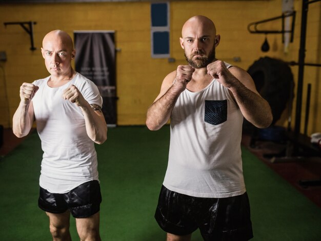 Portrait de deux boxeurs debout