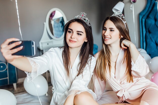 Portrait de deux femmes font un selfie dans la chambre, passez une bonne soirée entre filles