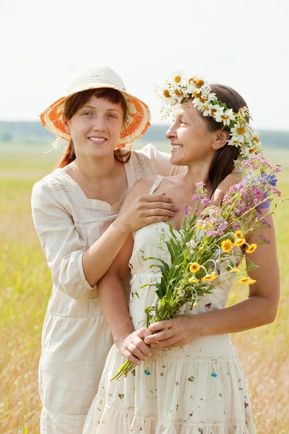 Portrait de deux femmes heureuses