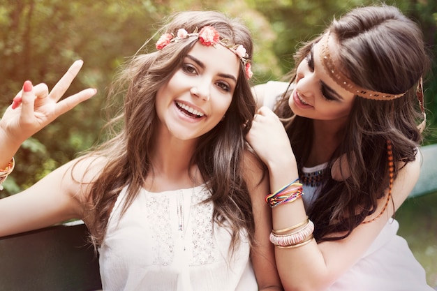 Photo gratuite portrait de deux femmes hippies