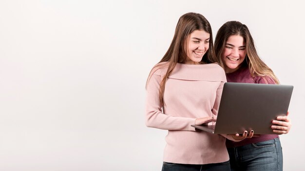 Portrait de deux filles sur fond blanc