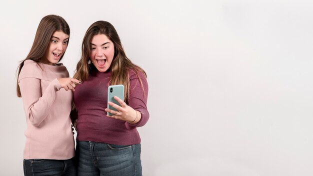 Portrait de deux filles sur fond blanc