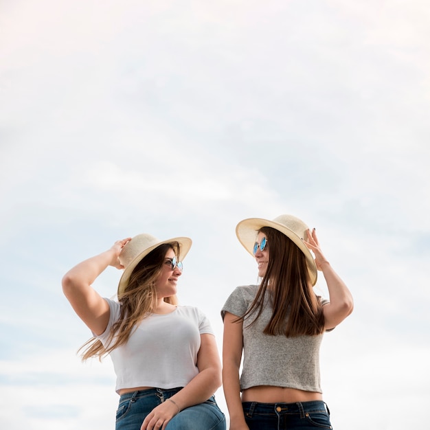 Portrait de deux filles sur fond de ciel