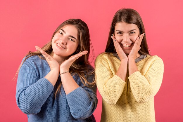 Portrait de deux filles sur fond rouge