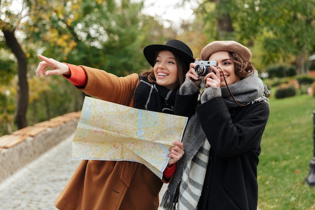 Photo gratuite portrait de deux filles gaies vêtues de vêtements d'automne